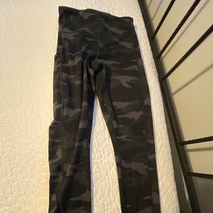 Athleta Ultimate Camo 7/8 Tight XS